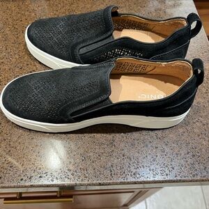 Woman’s *Vionic Black Slip-On sneakers Shoes-size 10